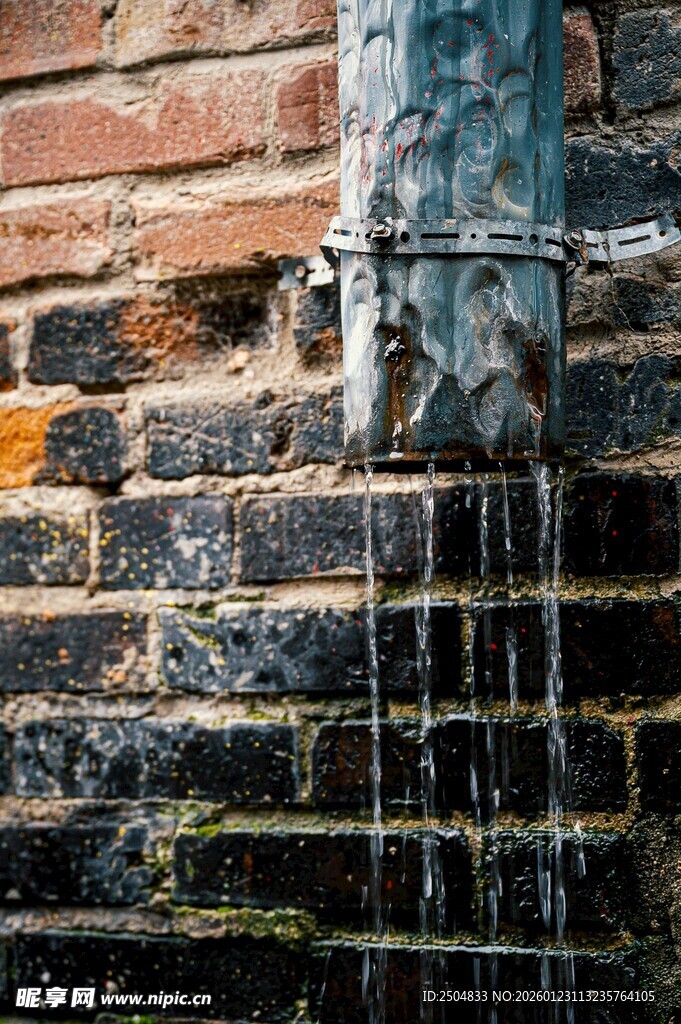 老旧墙侧水管滴水景象