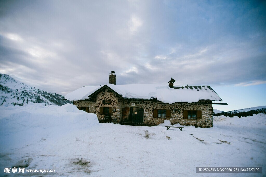 雪覆山间小屋