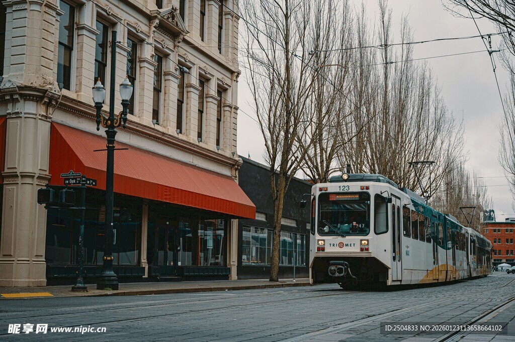 城市街道的有轨电车景象