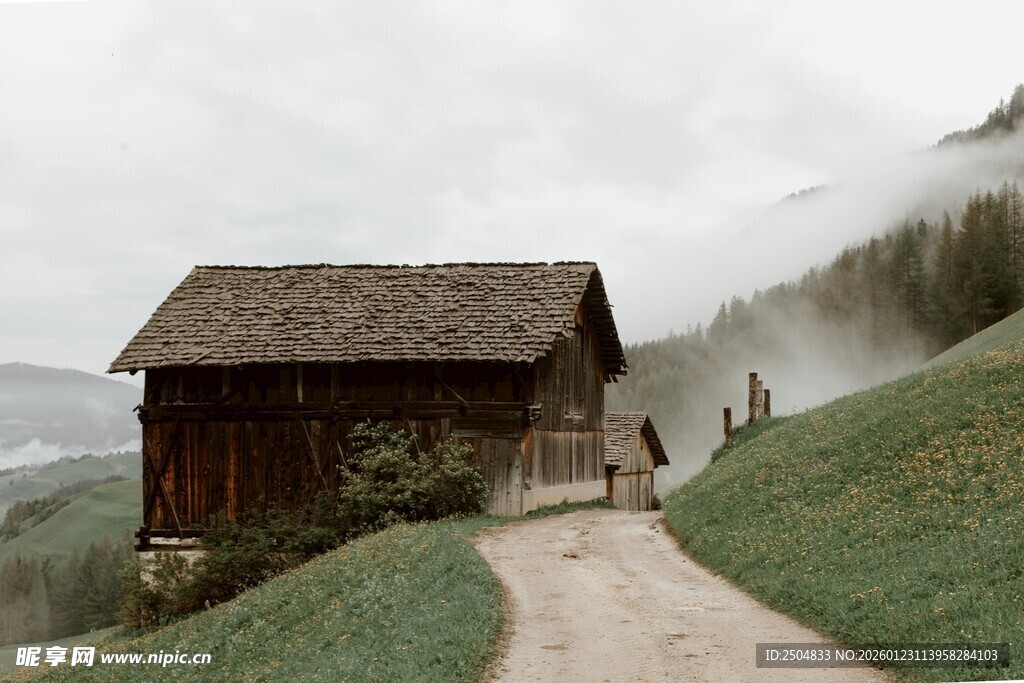 山间小屋旁的静谧小路