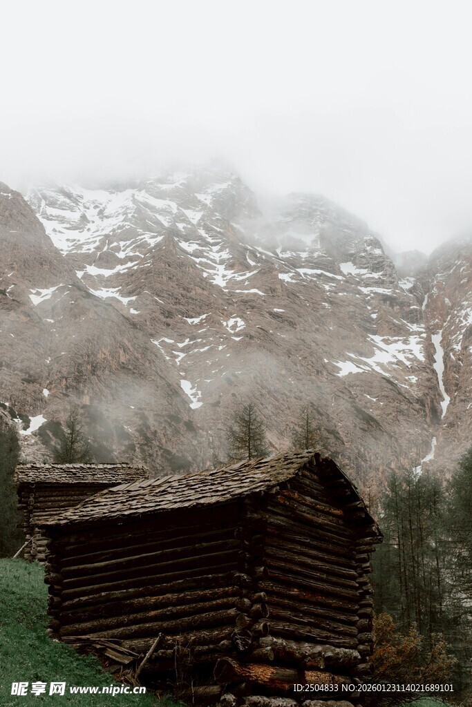 山间木屋 隐于雾雪之中