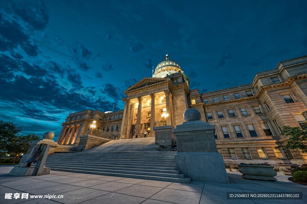 夜幕下的宏伟建筑