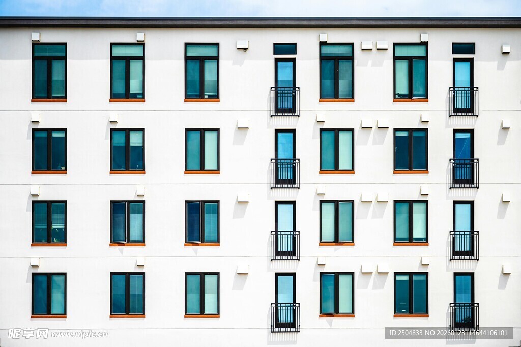 白色建筑的整齐窗户