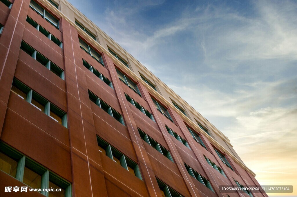 红砖高楼与蓝天