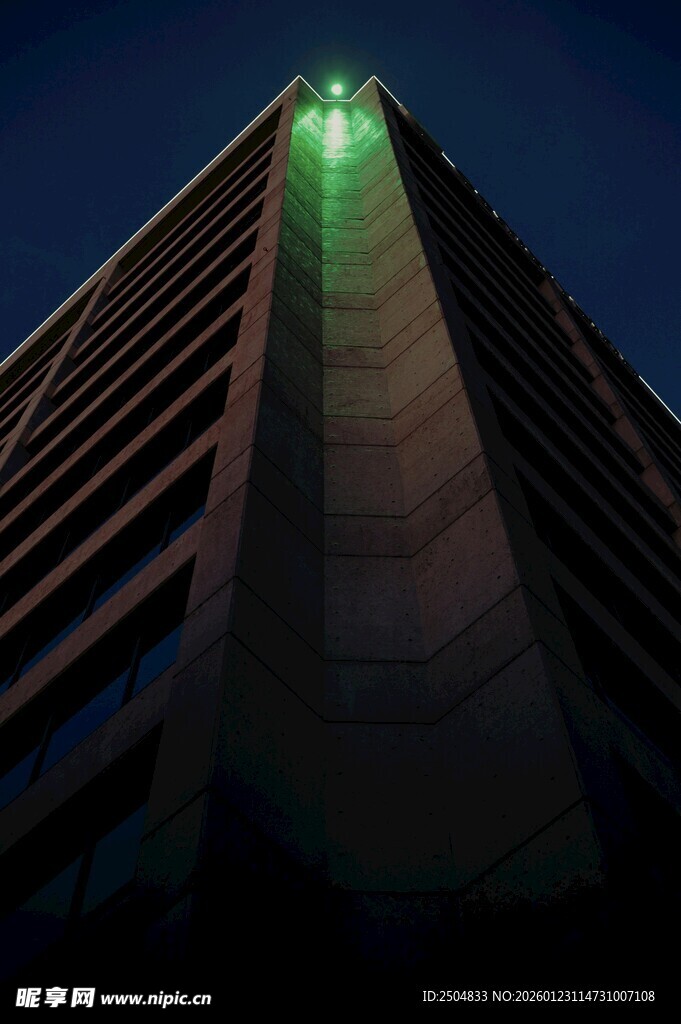 夜幕下的高楼独特光影