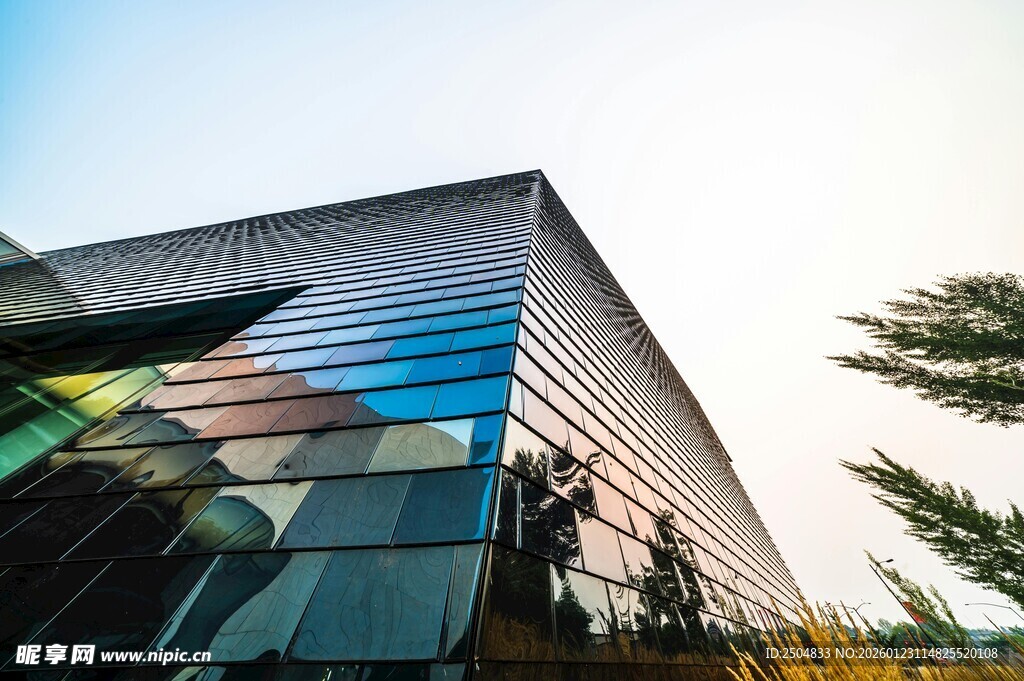 现代玻璃幕墙建筑外观