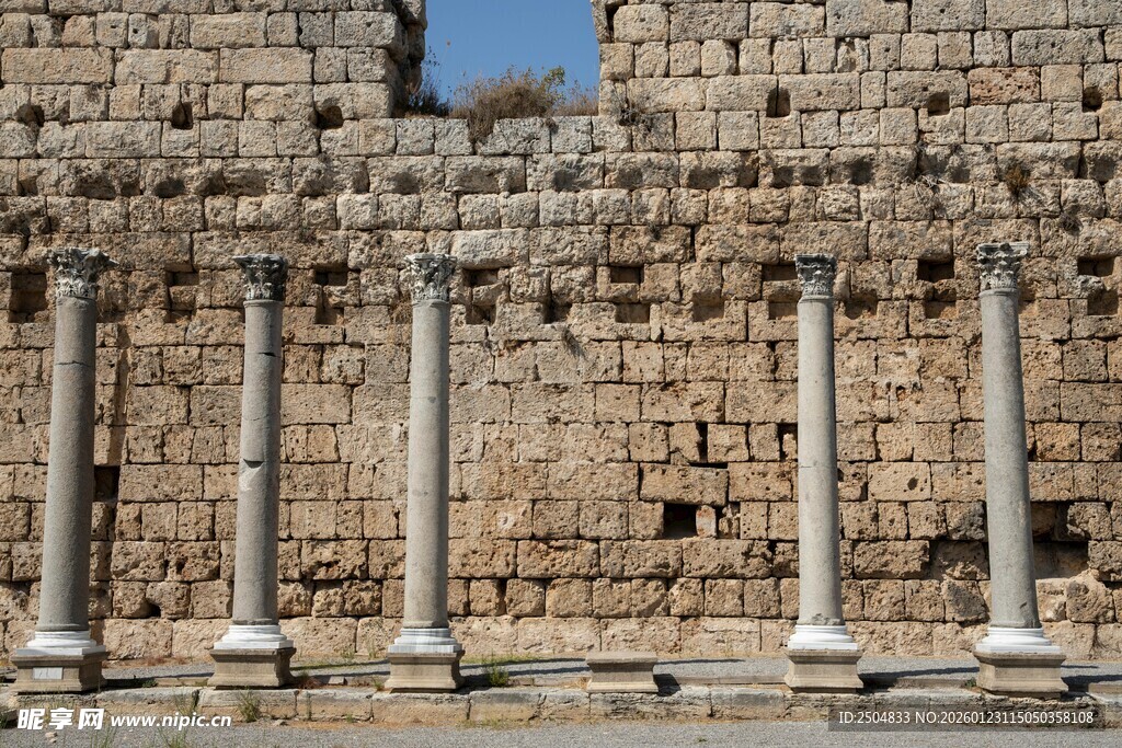 古老石柱矗立残垣断壁间