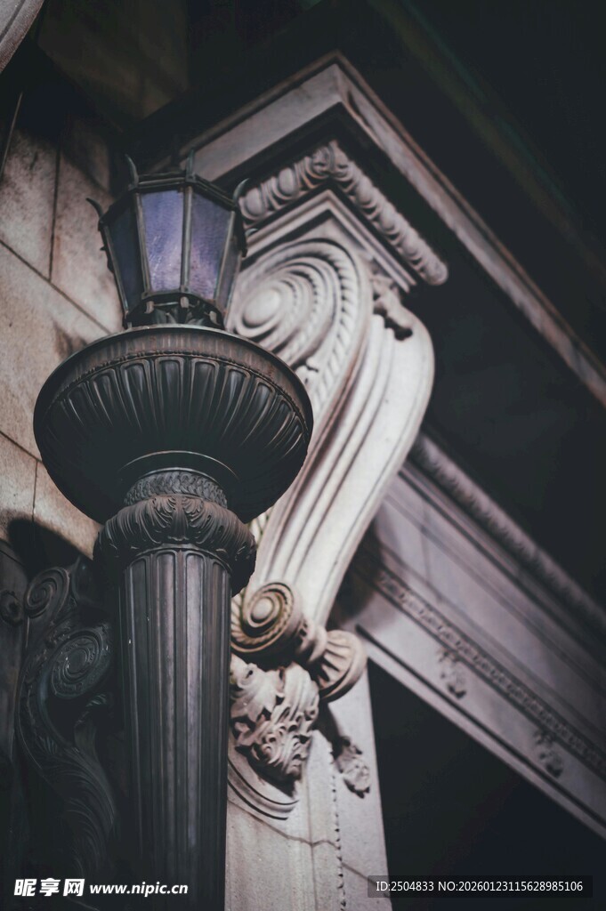 复古建筑旁的精致路灯