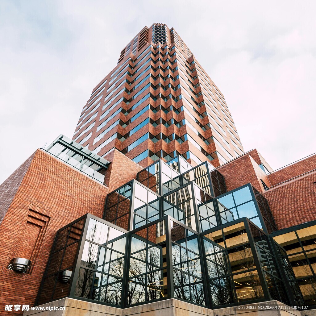 现代风格砖砌玻璃高楼建筑