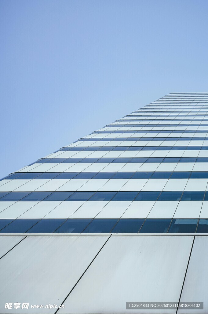 高耸入云的现代摩天大楼