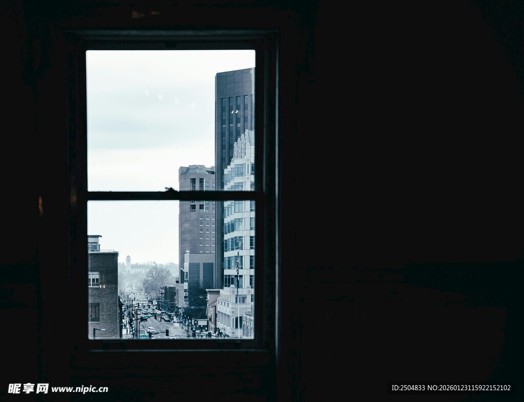 透过窗户看城市景观