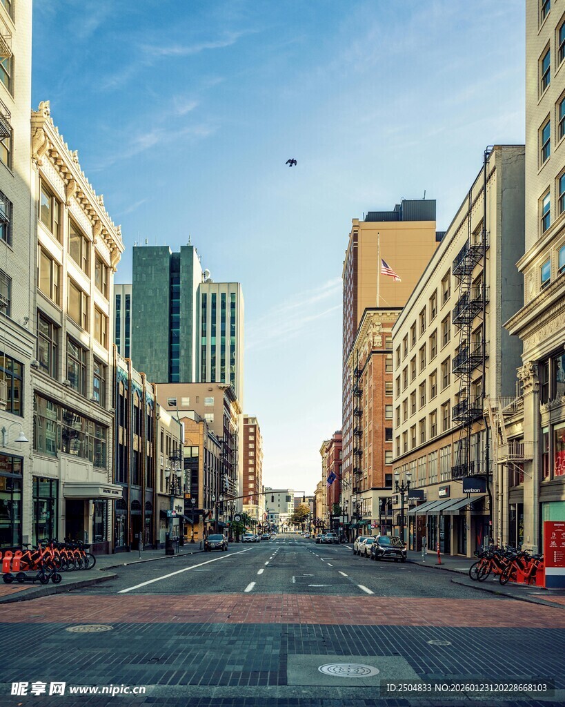 城市街道的开阔景象