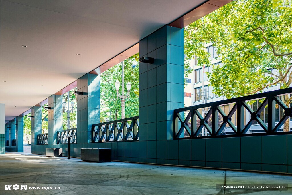 绿荫下的长廊通道