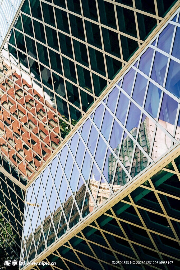 现代玻璃建筑外观特写