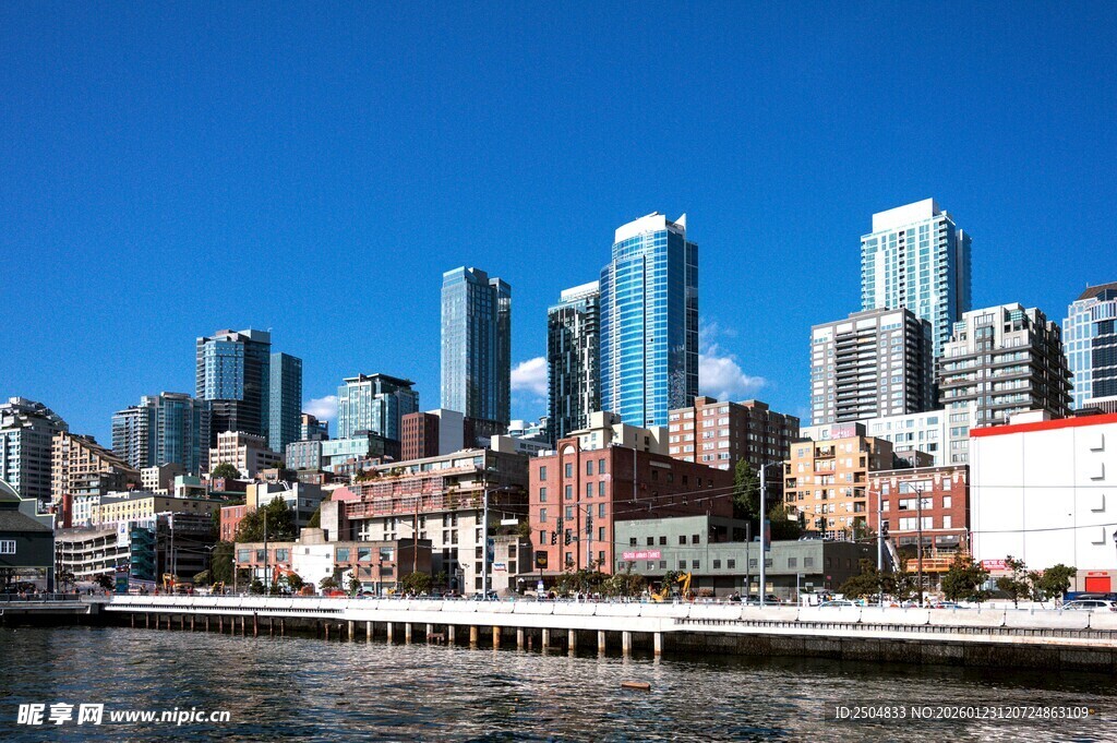 繁华都市滨水天际线