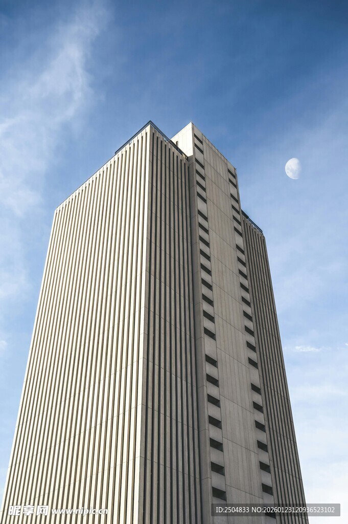 高耸入云的现代摩天大楼