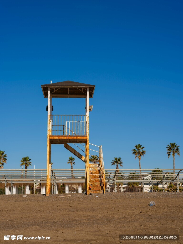 海滩上的救生员瞭望塔