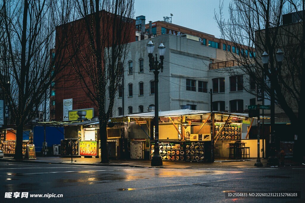 雨夜街边亮灯的热闹店铺