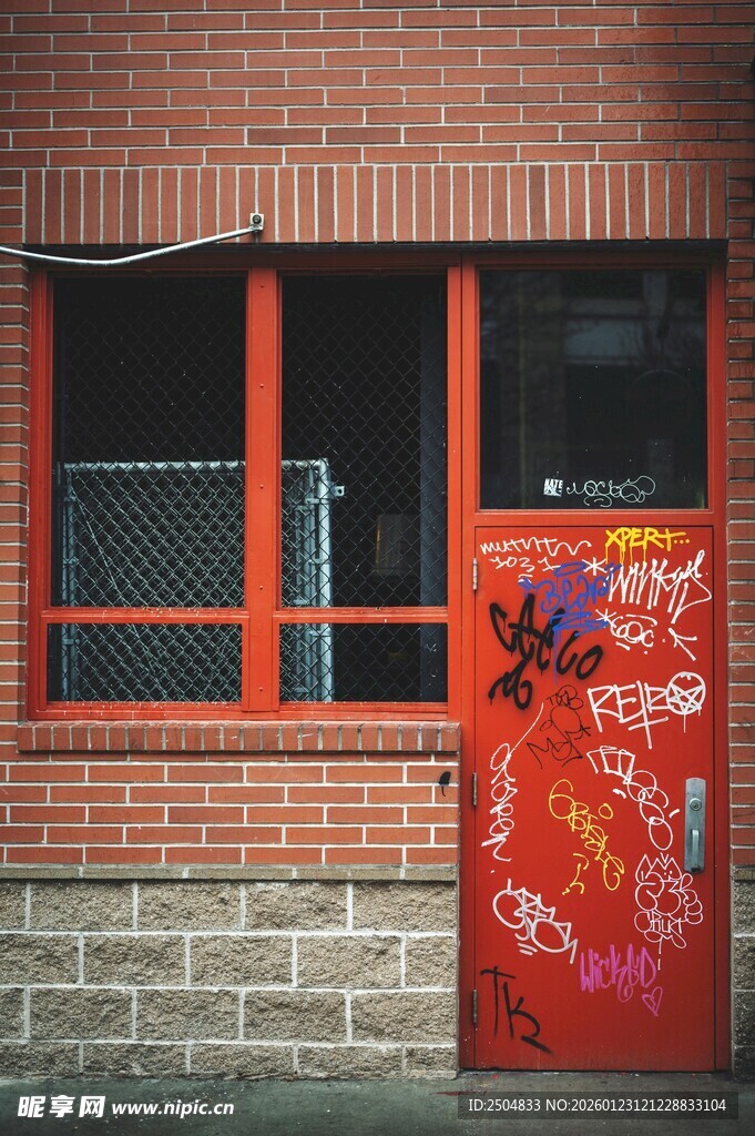 红门砖墙的艺术涂鸦画面