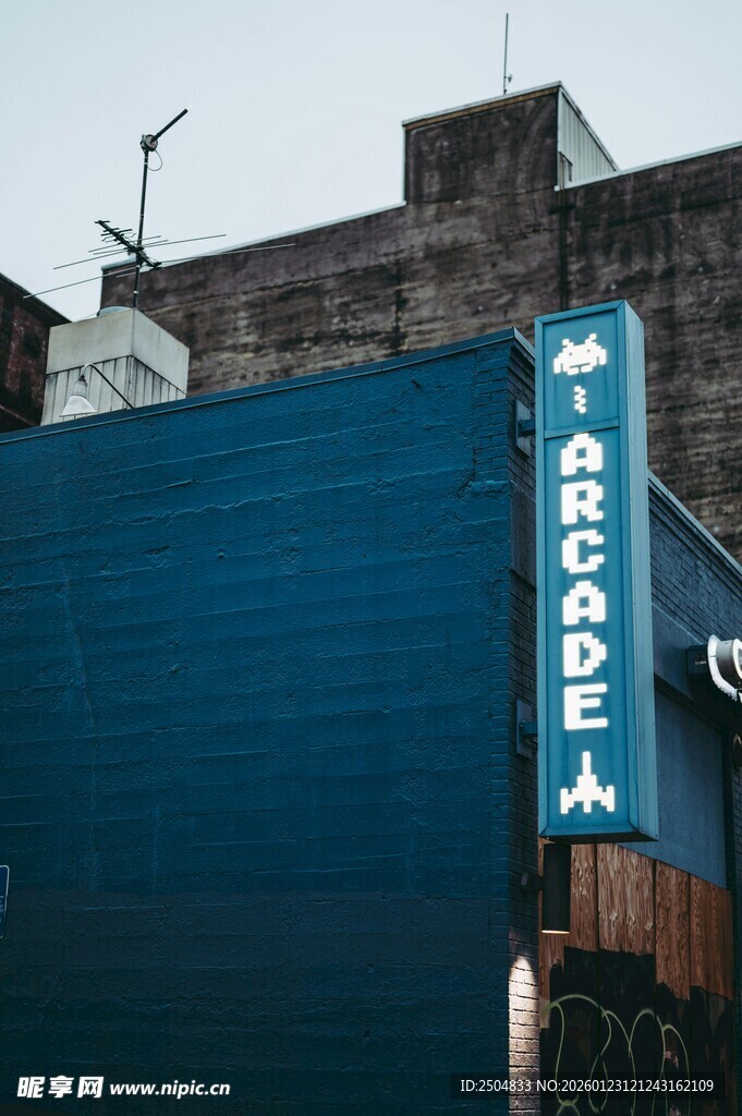 蓝色建筑旁的标识牌