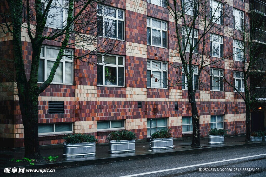 街边多层红砖建筑外观