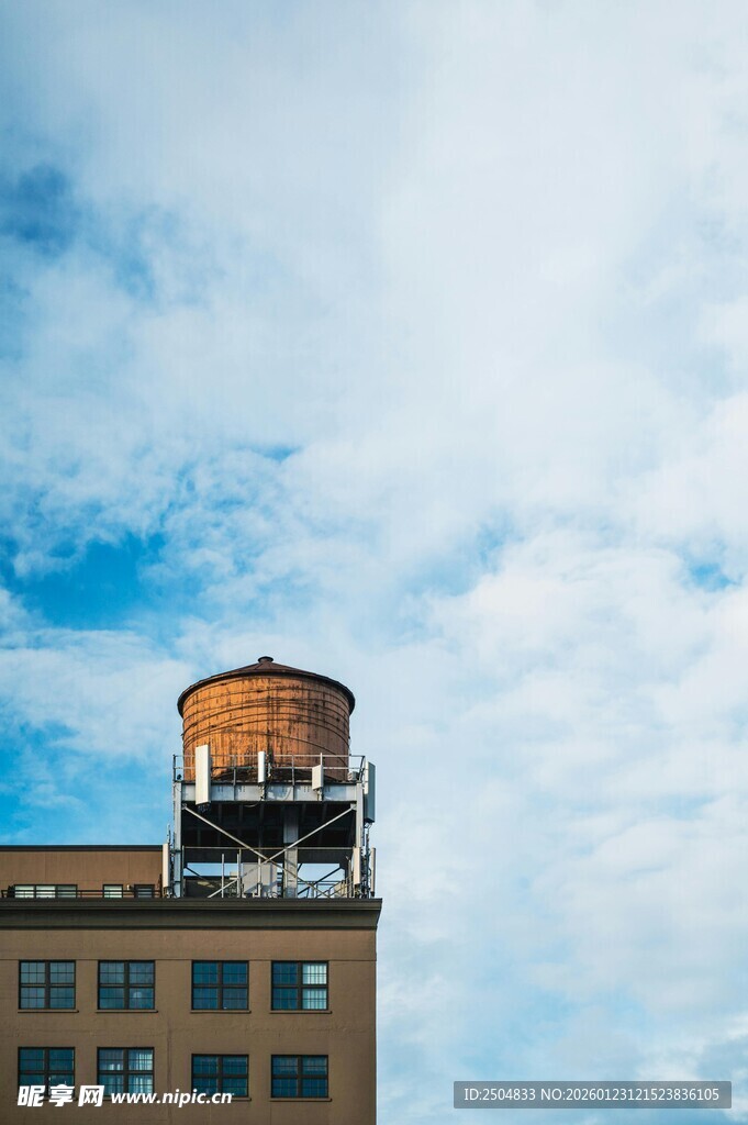屋顶水塔与蓝天白云