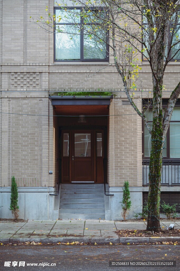 城市街道旁的建筑入口