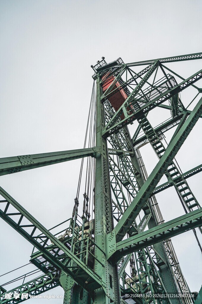 仰视中的绿色大型起重机