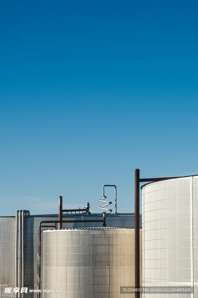 工业储粮罐 蓝天背景下