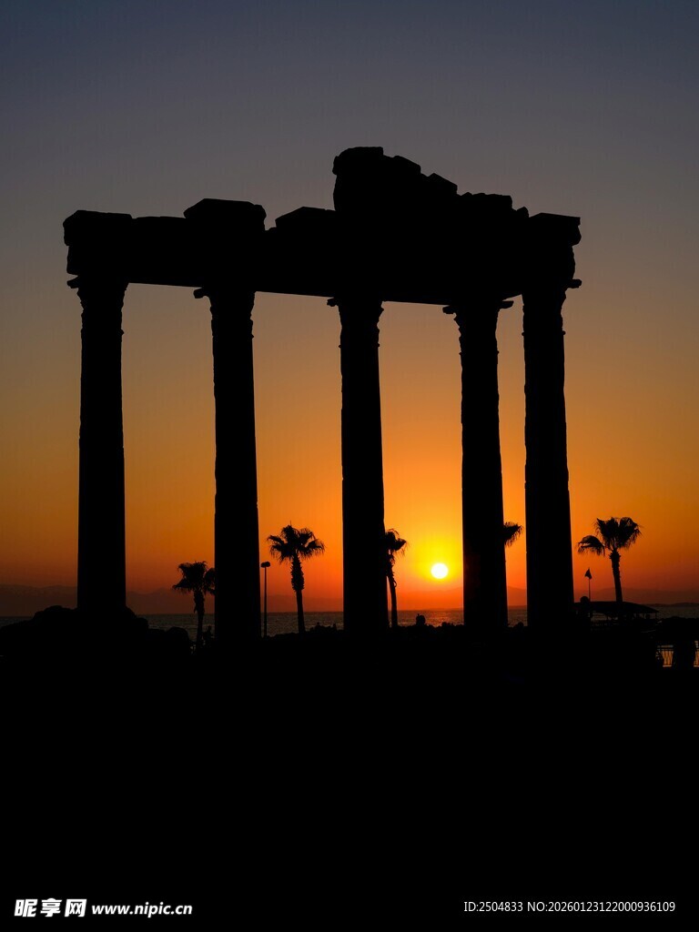 夕阳下的古老石柱遗迹