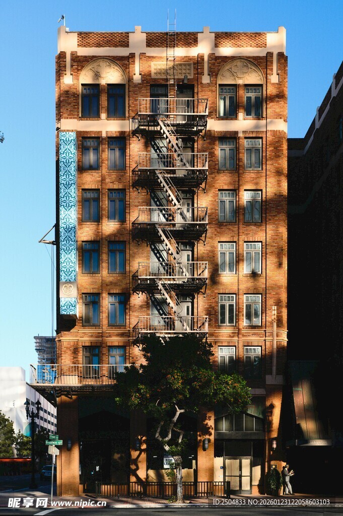 复古建筑外的金属逃生梯