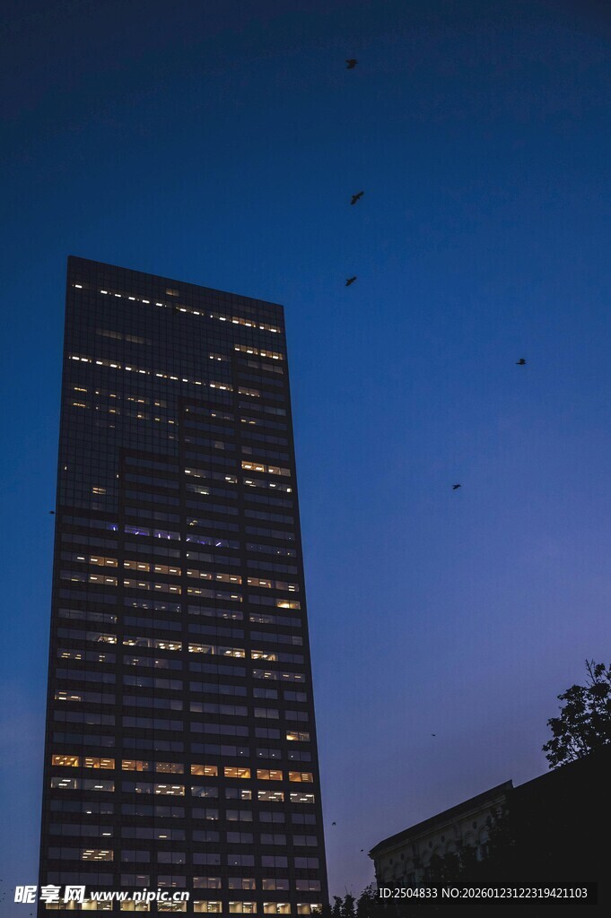 夜幕下的高楼大厦