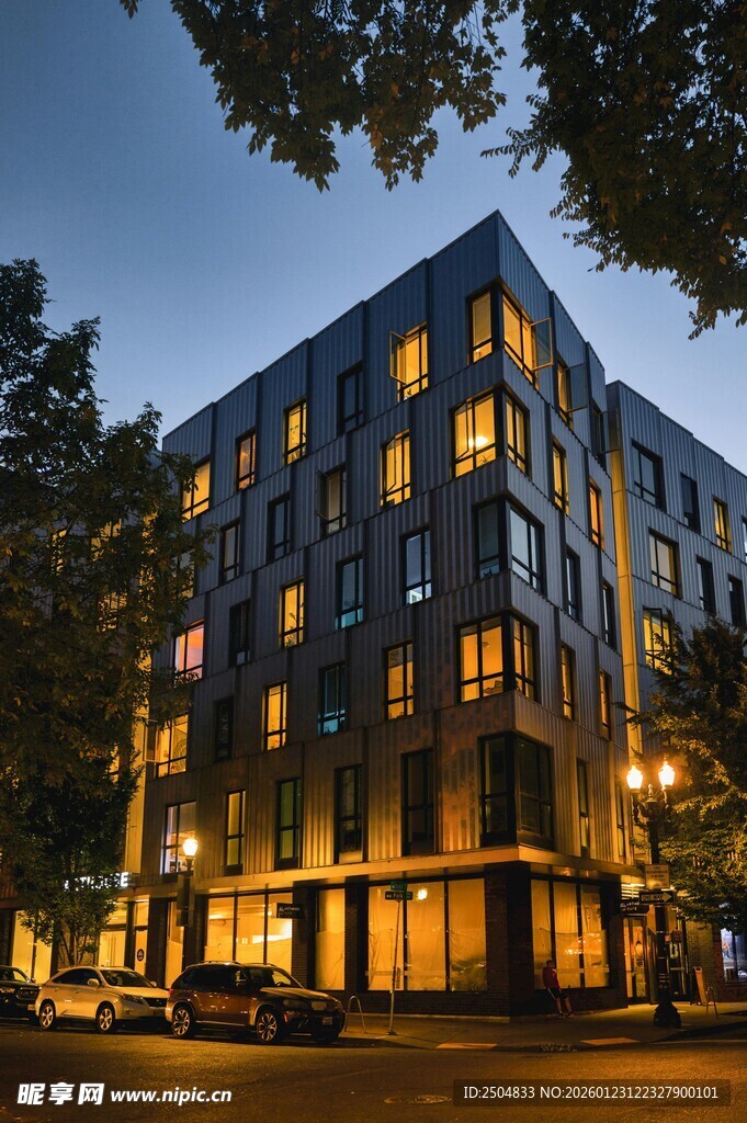 夜晚灯火通明的现代建筑