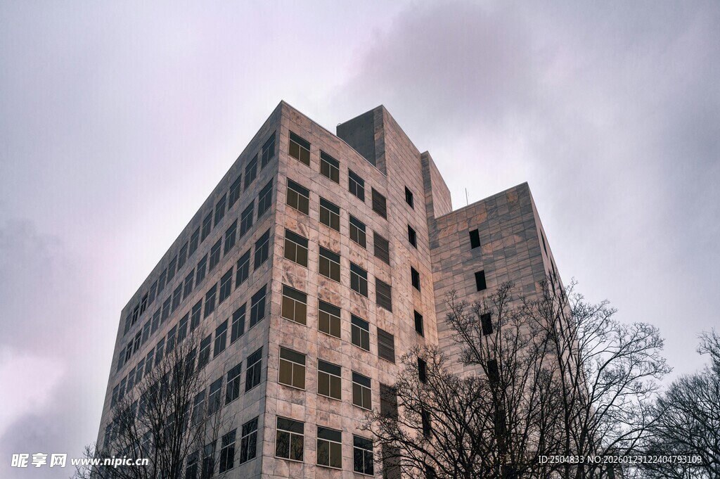 城市中矗立的多层建筑物