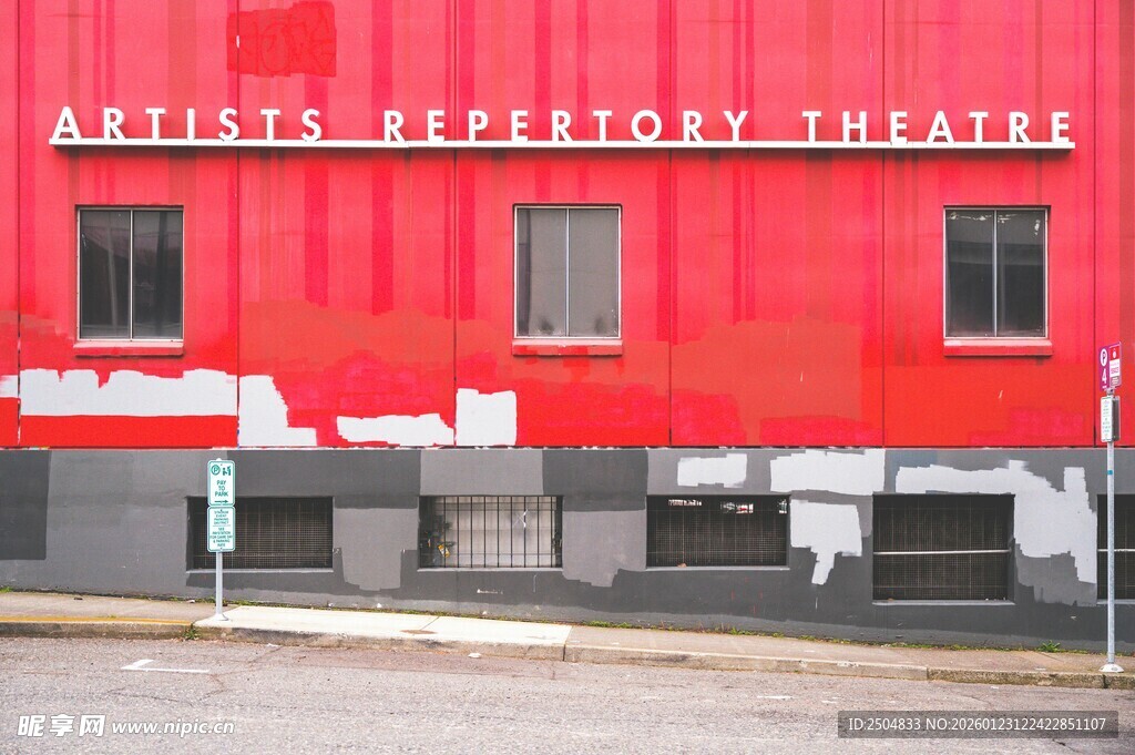 红色复古剧院外观