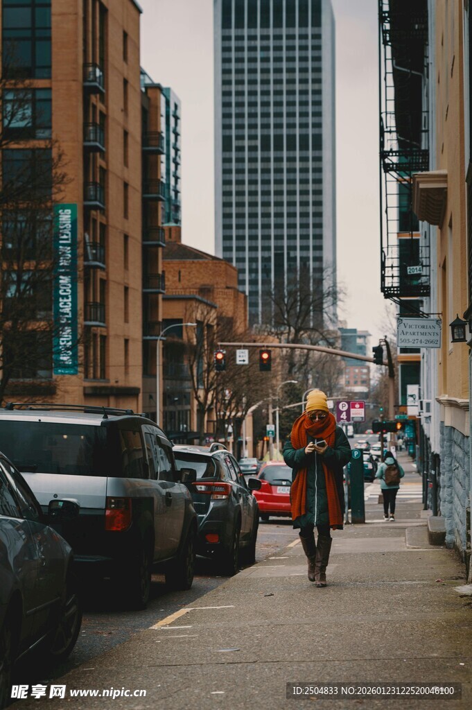 城市街道行人与高楼景象