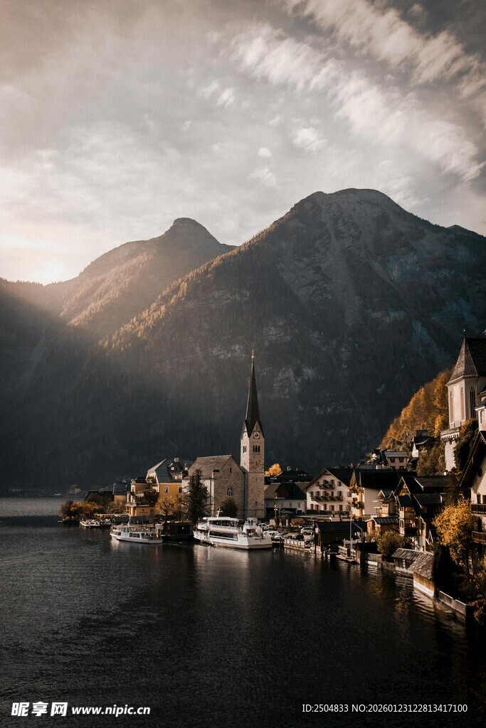 湖畔小镇的山水黄昏美景