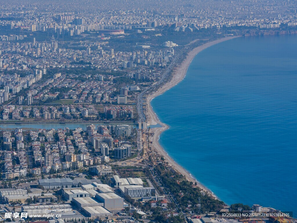 海滨城市俯瞰美景