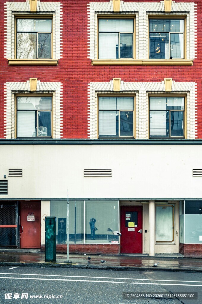 复古风格的多层临街建筑