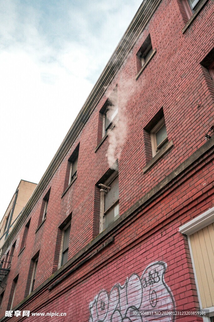 红砖建筑上的彩色涂鸦