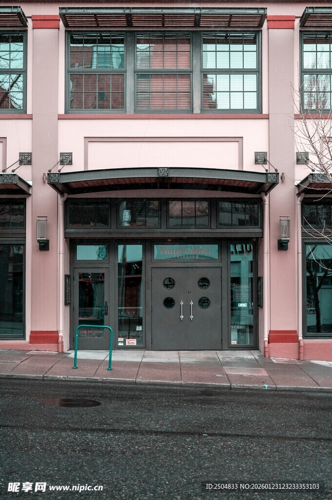 复古风格的临街建筑外观