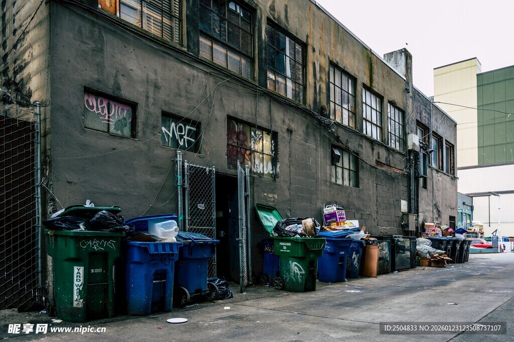 街道旁排列的多彩垃圾桶