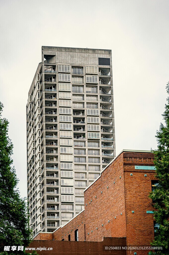 高楼矗立在红砖建筑旁