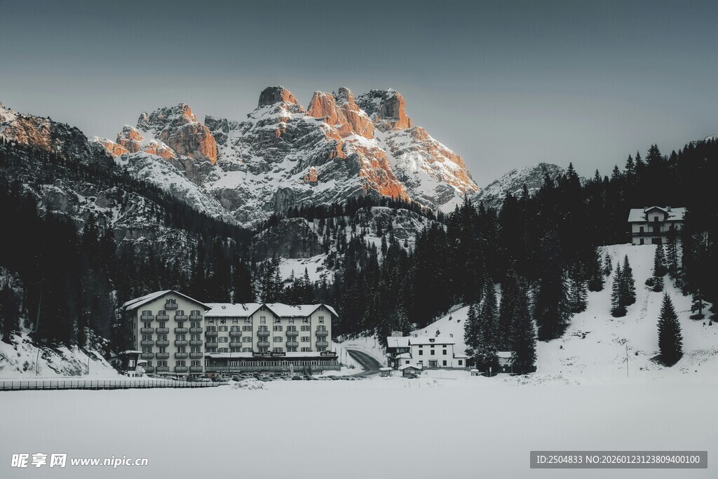 雪山森林间的静谧建筑