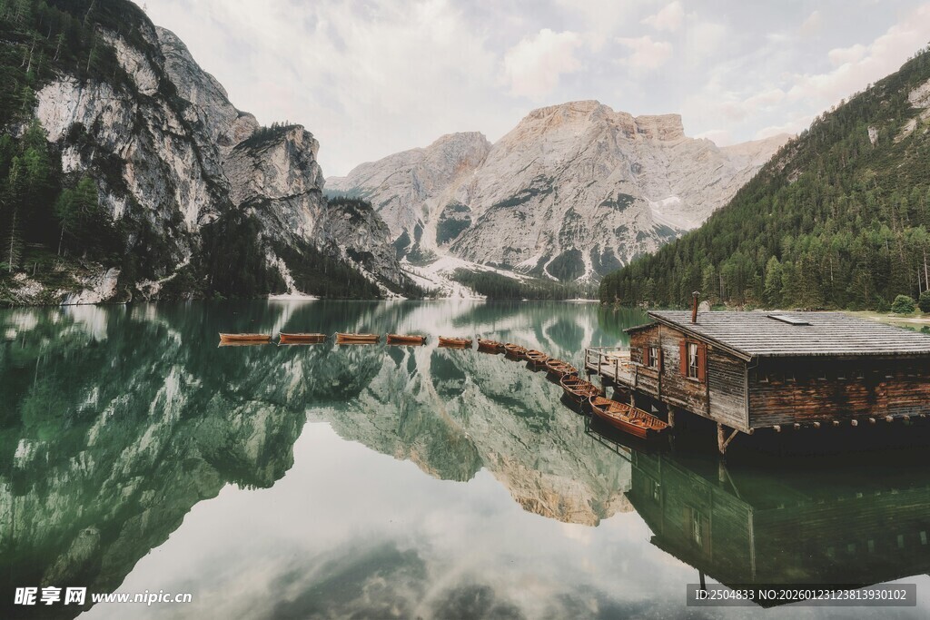 山间湖畔小屋的静谧美景