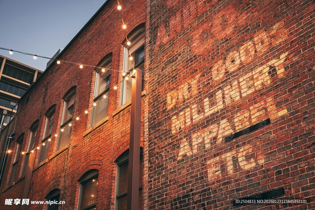 复古砖墙的酿酒公司标识