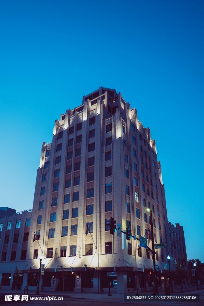 城市中灯火璀璨的高楼大厦