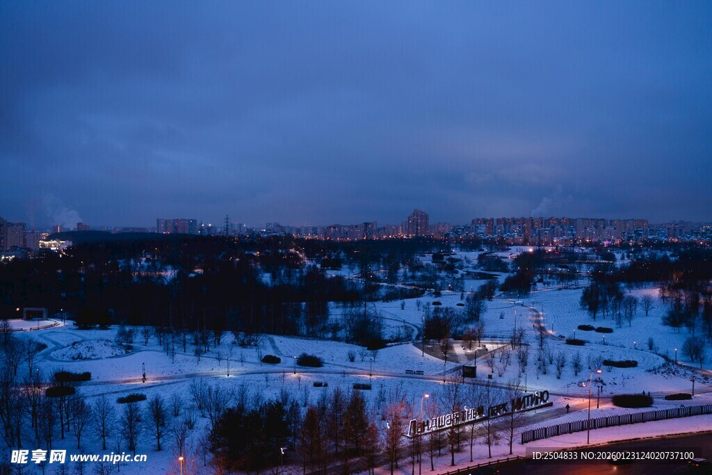 冬日雪夜下的静谧城镇