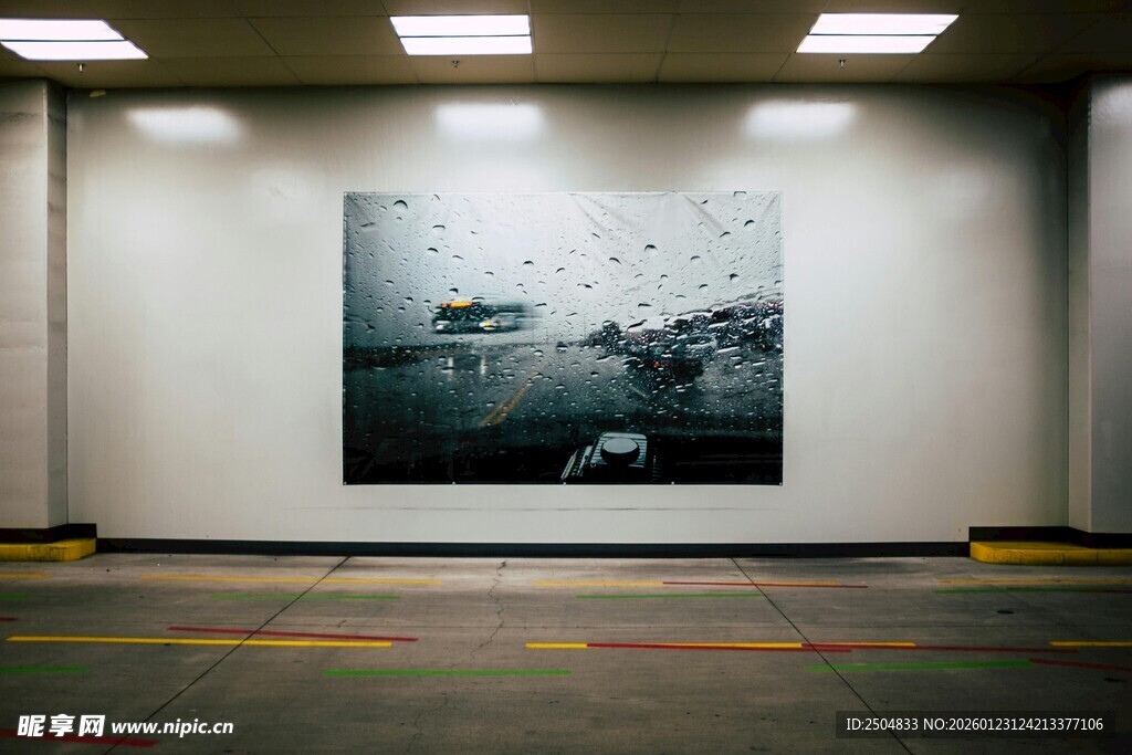 空旷展厅中的大幅黑白画作