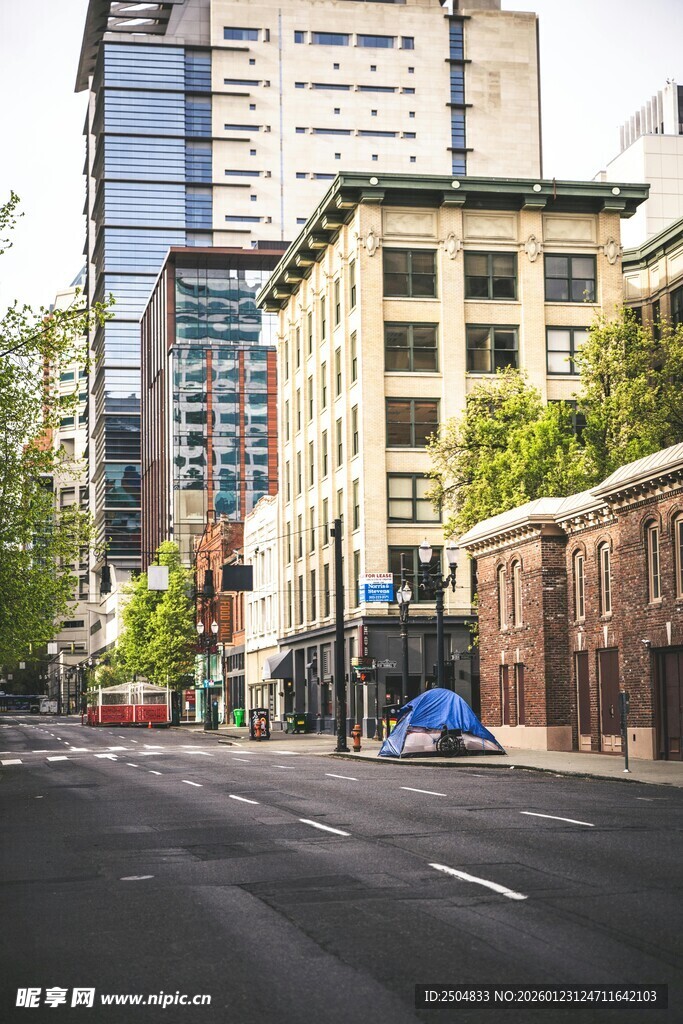 城市街道旁的多样建筑